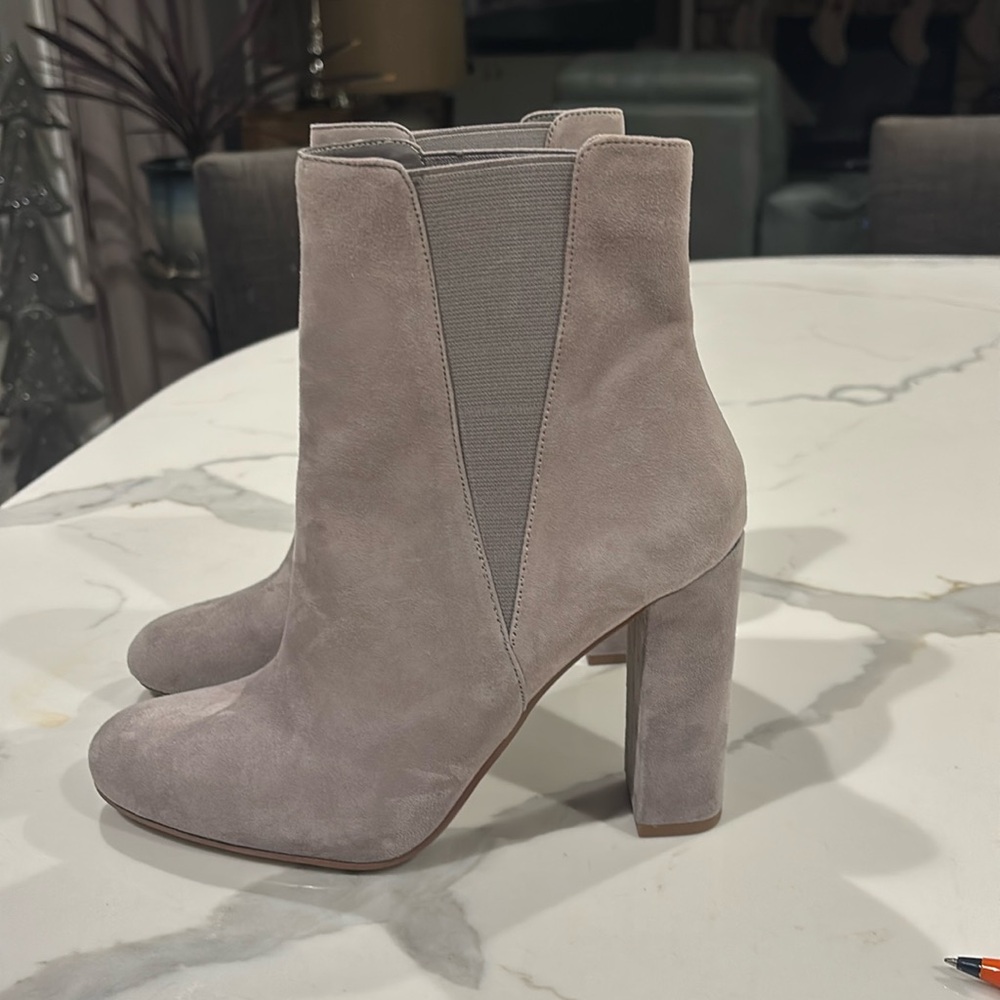 Steve Madden Grey Suede Boots, brand new, size 8.5